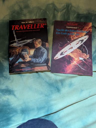 Zwei Hefte des Traveler Rollenspiels auf deutsch, in der Fassung von gdw / fasa