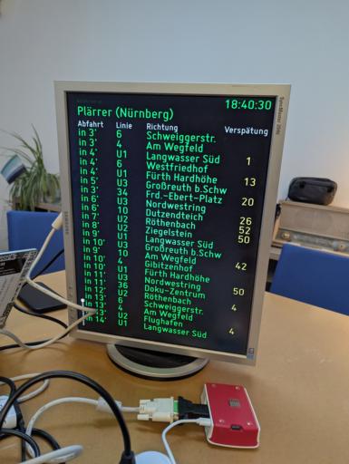 Ein hochkant stehender monitor. Darauf steht in grüner Schrift alle Abfahrten ab Haltestelle Plärrer