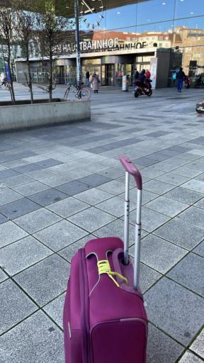 Foto eines lila Koffers vor dem Wiener Hauptbahnhof